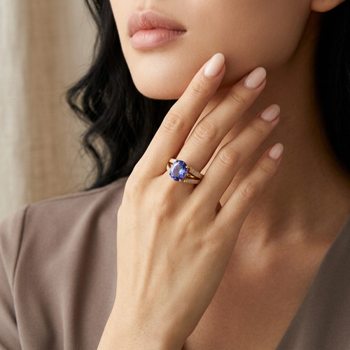 4.00 Carat Oval Cut Tanzanite And 1.00 Carat Round Cut Diamond 18kt Yellow Gold Ring